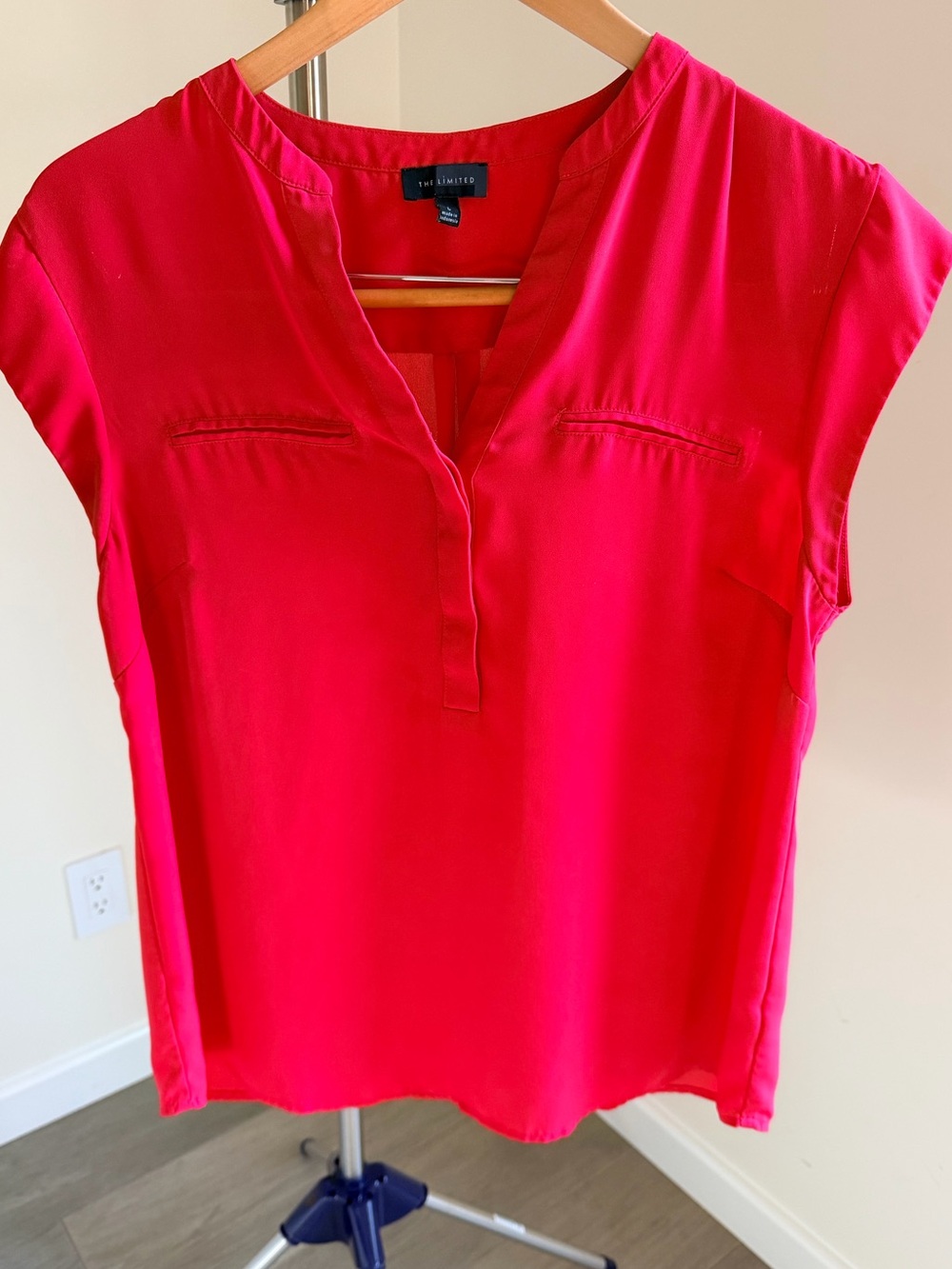 Limited L coral orange top with cap sleeve and V neck